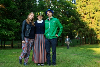 Meine Gastschwester in einem traditionell Lettischem Kostüm, ihr Freund und ich