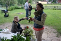 Baiba und Annette beim Blumenkranzflächten